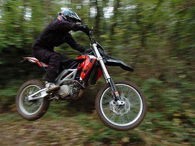 Aprilia promociona su enduro