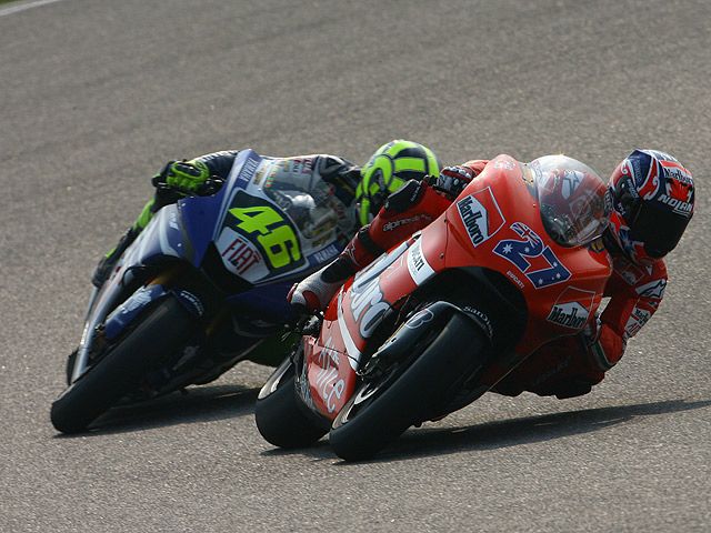 Stoner supera a Rossi