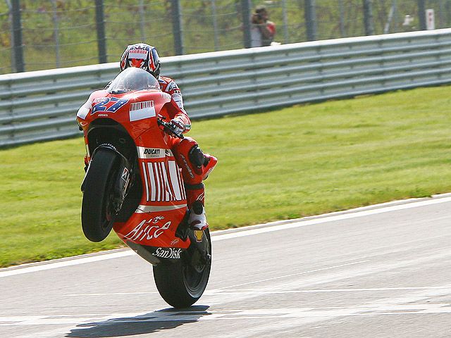Bridgestone alecciona a Michelin