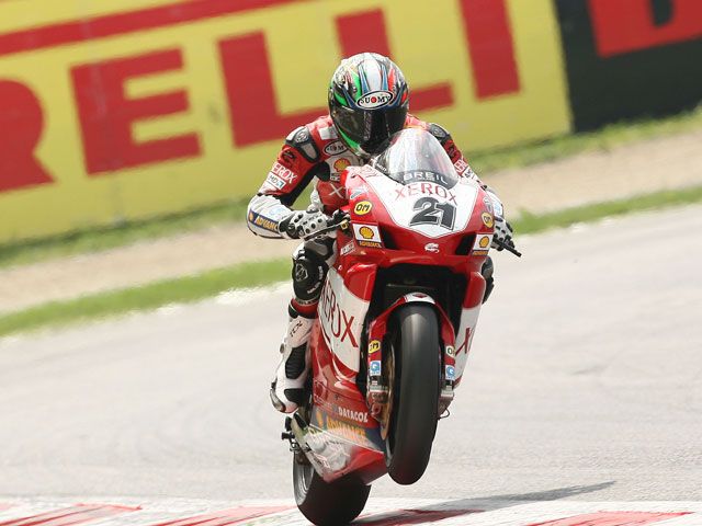 Bayliss pasa al ataque