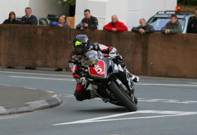 Anstey arrasa en la carrera de Superstock del TT