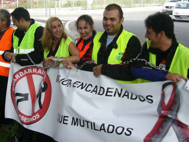 Encadenados a los guadarraíles