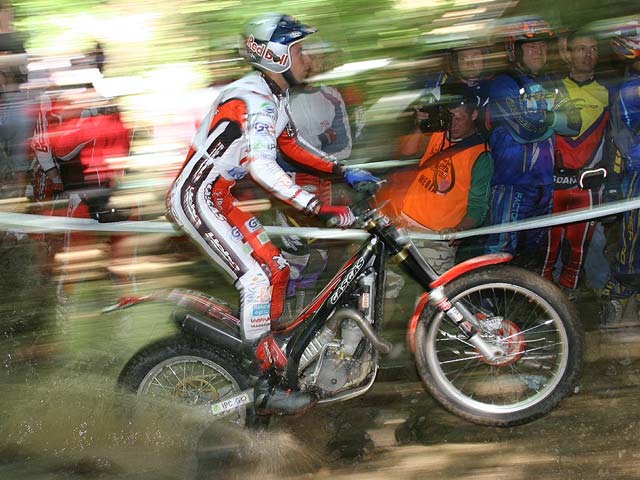 Raga vence; Bou no cede