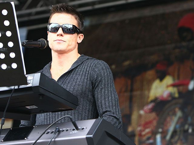 Toseland deshoja la margarita