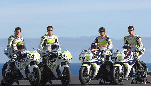 Checa, cerca de Yamaha y Corser, de Honda