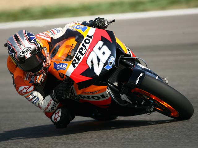 Pedrosa celebra su renovación con HRC con el mejor tiempo