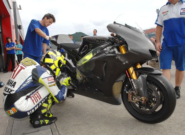 Ya ruedan las nuevas Yamaha YZR-M1 y Suzuki GSV-R de 2008