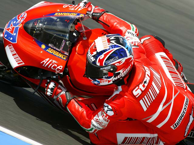 Casey Stoner domina en casa