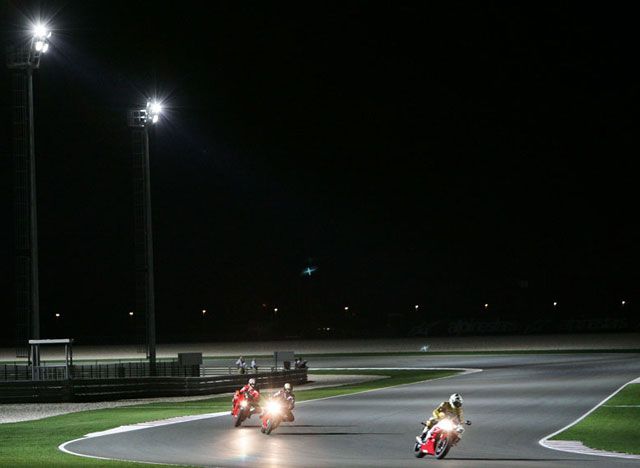 Cinco pilotos de MotoGP rodarán de noche en Qatar