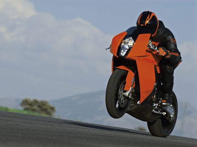 Llega la KTM RC8