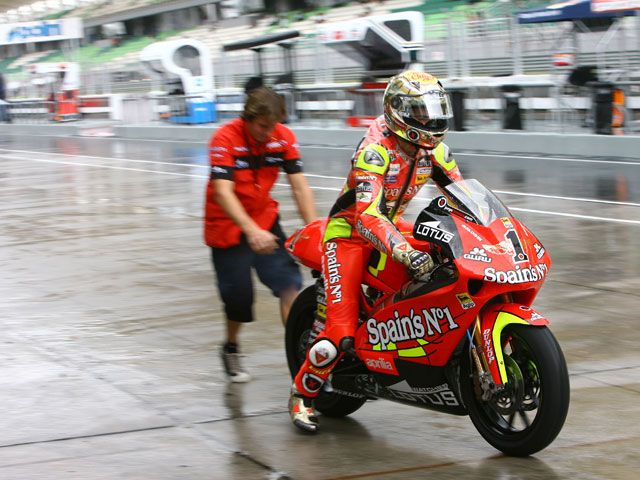 El mejor tiempo de Lorenzo le acerca al título