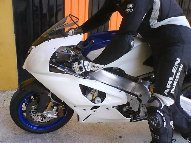 La «presunta» Aprilia V4 rueda en Cheste