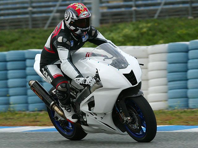 Hofmann probó la Aprilia SBK V4