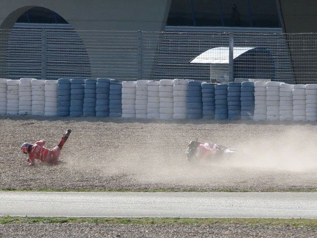 Stoner se cae y sufre una leve lesión