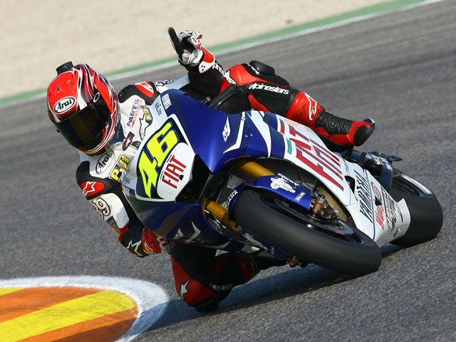 Randy Mamola prueba la moto de Rossi
