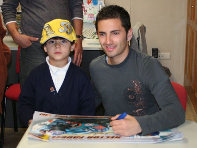 Héctor Faubel, con los niños de Aspanion