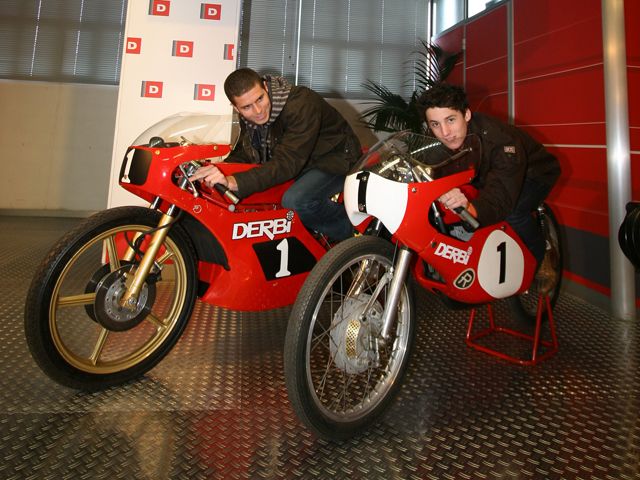 Espargaró y Olivé visitan las instalaciones de Derbi