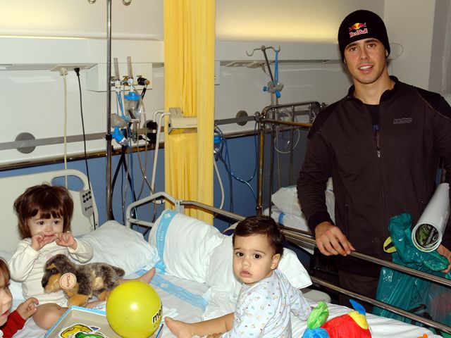 Adam Raga visita a los niños del Hospital Joan XXIII de Tarragona
