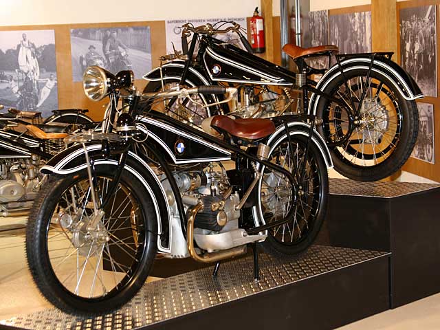 La exposición de BMW, un año más en el Museo de la Moto