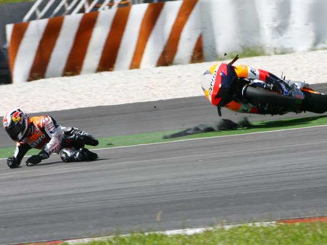 Pedrosa se cae en Sepang, quema la moto y se lesiona la mano