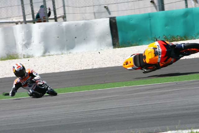 Pedrosa se fractura el segundo metacarpiano de la mano derecha