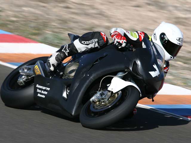 Carlos Checa ya corre con la Honda CBR 1000RR 2008