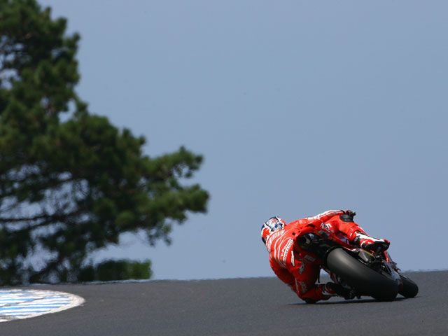 Casey Stoner (Ducati), medio segundo por delante