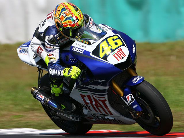 Rossi manda y Lorenzo mejora levemente
