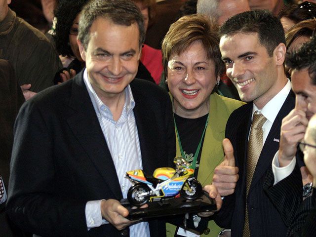 Álvaro Molina entrega una réplica de su moto a Zapatero