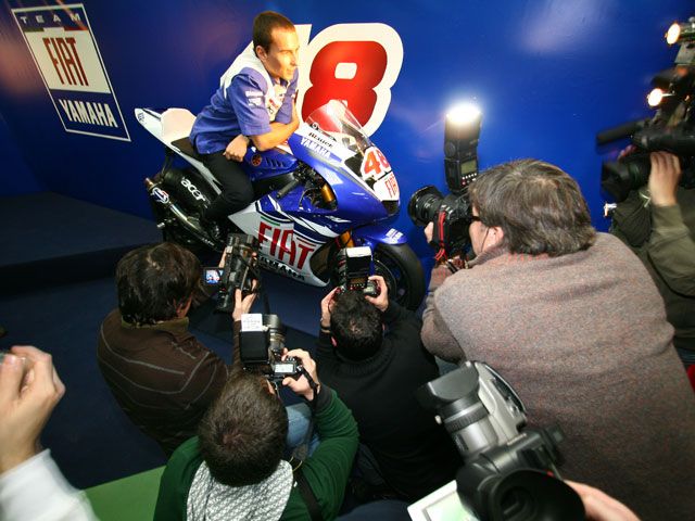 Jorge Lorenzo visita la fábrica de Yamaha