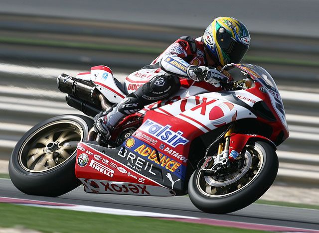 Troy Bayliss (Ducati) impone su ley en SBK