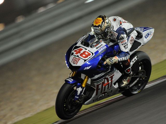 Jorge Lorenzo (Yamaha) domina la noche de MotoGP