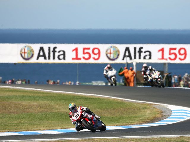 Max Biaggi (Ducati) se fractura la muñeca izquierda