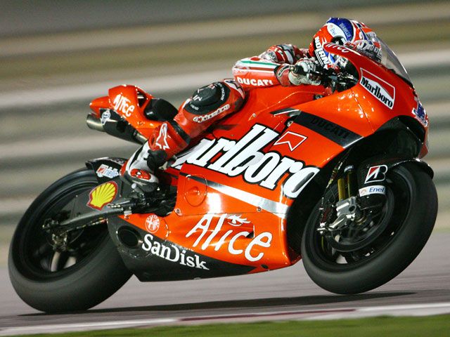 Entre Stoner (Ducati) y Lorenzo (Yamaha)