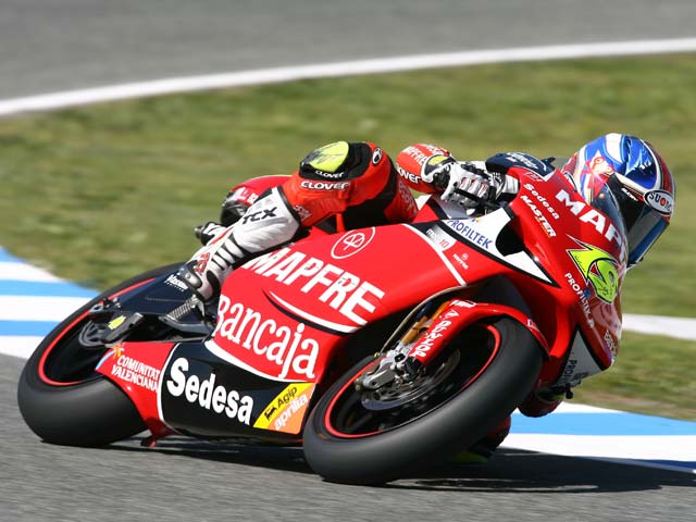 Alvaro Bautista (Aprilia), pole por delante de Mika Kallio (KTM)