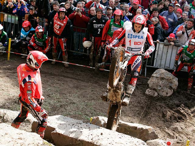 Toni Bou (Montesa Honda) comienza el trial "outdoor" ganando
