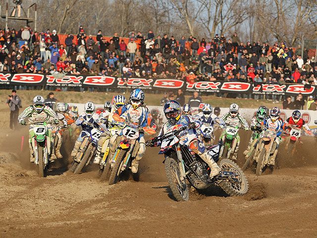 Steve Ramon (Suzuki) contra Coppins (Yamaha) y Barragán (KTM)
