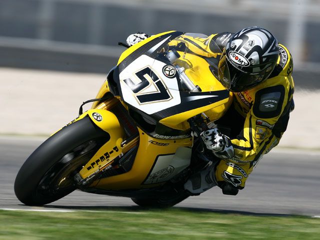 Checa (Honda) se va al suelo en la última curva de SBK. Lanzi (Ducati) gana.