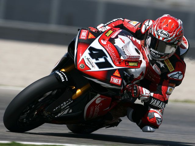Checa (Honda) a las puertas de la victoria. Haga (Yamaha), Primero.