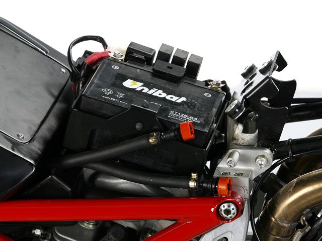 Mantenimiento moto: limpieza de los bornes