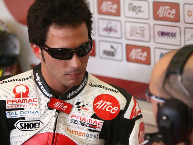 Toni Elías (Ducati) tocado tras los entrenamientos del viernes