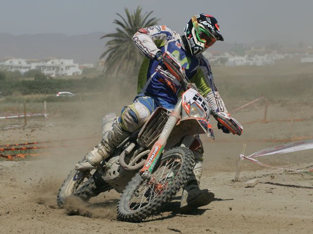 Duelo entre Iván Cervantes (KTM) y Cristóbal Guerrero (Yamaha)
