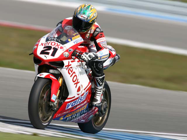 Segunda victoria de Bayliss (Ducati). Checa repite podio con Honda
