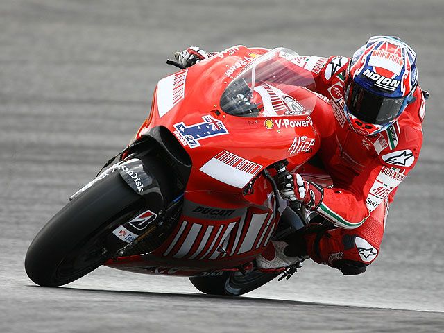 Stoner (Ducati) toma el mando en Shanghai