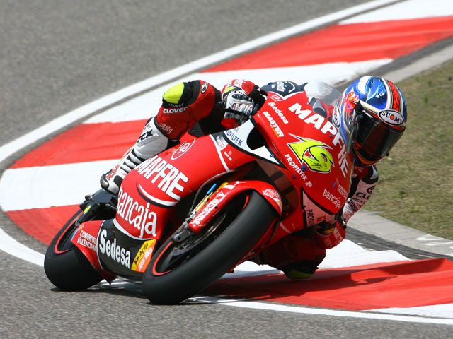 Pole para Bautista (Aprilia), seguido de Barberá, Kallio y Simón