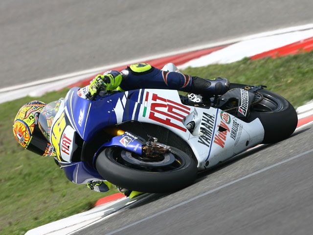 Rossi (Yamaha), Bautista (Aprilia) y Smith (Aprilia) dominan los libres