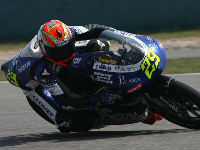Iannone (Aprilia), vence sobre mojado. Espargaró (Derbi), cuarto