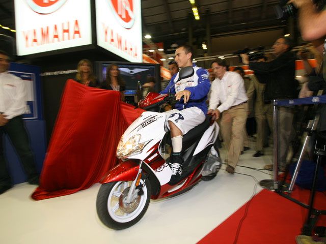Jorge Lorenzo llega a MotOh! 2008 con su Yamaha JOG RR Réplica.