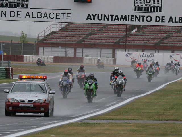 La lluvia condiciona la salida de las Seis Horas de Albacete