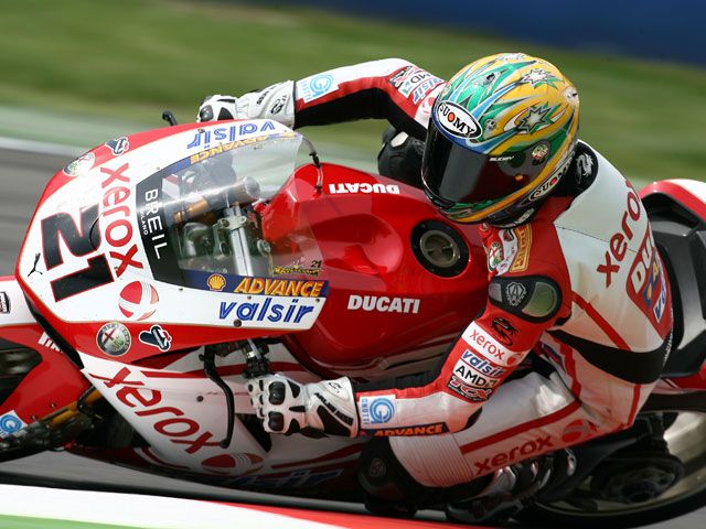 Troy Bayliss (Ducati) logra la superpole. Checa, cuarto